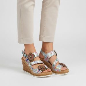 Sandały damskie Laura Vita, stabilny klin lekka podeszwa miękka wkładka wygodne zapięcie dobre podparcie stopy efektowne zdobienia, beżowe, 22 AS308-. Brązowe sandały LAURA VITA, z aplikacjami, bez obcasa, na koturnie, bez zapięcia. Za 339,00 zł.