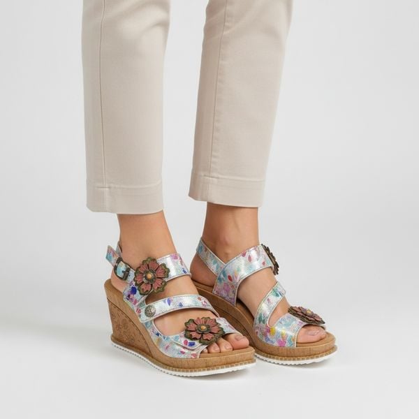 Sandały damskie Laura Vita, stabilny klin lekka podeszwa miękka wkładka wygodne zapięcie dobre podparcie stopy efektowne zdobienia, beżowe, 22 AS308-. Brązowe sandały LAURA VITA, z aplikacjami, z jeansu, bez obcasa, na koturnie, bez zapięcia. Za 305,90 zł.