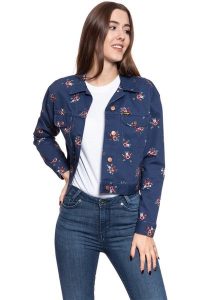 DAMSKA KURTKA JEANSOWA WRANGLER RETRO CROP JACKET BLUE DEPTHS W417WSXJY 112128796. Niebieskie kurtki Wrangler, xs, bez wzorów, z jeansu, bez kaptura. W wyprzedaży za 99,99 zł.