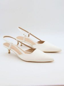 Bellucci Czółenka w kolorze białym z paskiem rozmiar: 36. Białe czółenka Bellucci, bez wzorów, bez obcasa, na szpilce, bez zapięcia. Za 113,99 zł.