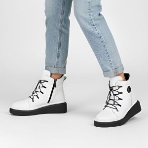 Botki damskie Filippo, płaskie i codzienne ze skóry naturalnej, białe, DBT7416-25-WH. Białe botki Filippo, na zimę, bez wzorów, ze skóry, bez obcasa, na płaskiej podeszwie, bez zapięcia. Za 246,99 zł.