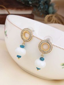 Pierres delicates Pozłacane kolczyki-wkrętki z kamieniami księżycowymi i cyrkoniami rozmiar: onesize. Białe kolczyki Pierres delicates, z cyrkonią, pozłacane. Za 43,99 zł.