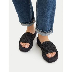 Klapki Calvin Klein. Czarne klapki Calvin Klein, bez wzorów, bez obcasa. Za 274,99 zł.