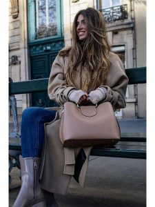 Victor & Hugo Paris Skórzana torebka "Biana" w kolorze szarobrązowym - 29 x 25 x 13 cm rozmiar: onesize. Brązowe torebki klasyczne Victor & Hugo Paris, bez wzorów, z materiału, przez ramię, bez dodatków. Za 369,99 zł.