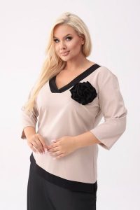 Asymetryczna bluzka Magdalena z odpinanym kwiatem i rękawem 3/4 PLUS SIZE XXL OVERSIZE. Bluzki Moda Size Plus Iwanek, l, bez wzorów, z materiału, biznesowe, z asymetrycznym kołnierzem, plus size, bez ramiączek. W wyprzedaży za 159,90 zł.
