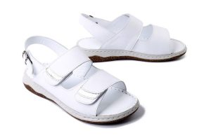 ARTIKER RELAKS 56C0459 biały, sandały damskie. Białe sandały Artiker Relaks, bez wzorów, bez obcasa, na płaskiej podeszwie, bez zapięcia. Za 167,93 zł.