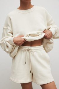 Krótkie spodenki ze sznurkiem w kolorze BRIGHT BEIGE - PROSPER. Brązowe szorty Marsala, bez wzorów, z bawełny, klasyczne. Za 249,90 zł.