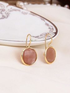 L'Atelier de Gaia Pozłacane kolczyki z kamieniami słonecznymi rozmiar: onesize. Różowe kolczyki L'Atelier de Gaia, pozłacane. Za 78,47 zł.