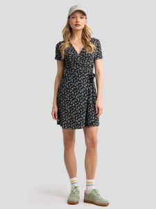 Sukienka damska mini kopertowa z motywem kwiatowym czarna Rihatana 906. Czarne sukienki Big Star, na co dzień, l, bez wzorów, eleganckie, bez kołnierzyka, bez ramiączek, mini, kopertowe. W wyprzedaży za 79,99 zł.