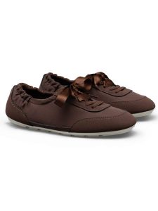 C'M Sneakersy w kolorze brązowym rozmiar: 37. Brązowe trampki C'M, bez wzorów, bez zapięcia. Za 103,37 zł.