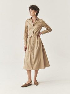 TATUUM Sukienka w kolorze beżowym rozmiar: 46. Brązowe sukienki Tatuum, bez wzorów, z bawełny, bez kołnierzyka, bez ramiączek, midi. Za 204,96 zł.