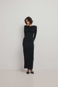 Sukienka MAXI z marszczeniem na dekolcie w kolorze INTENSE BLACK - VEGA-S/M. Czarne sukienki Marsala, na spotkanie biznesowe, m, bez wzorów, z elastanu, eleganckie, bez kołnierzyka, bez ramiączek, maxi. Za 649,90 zł.