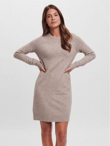 Vero Moda Sukienka dzianinowa 10215523 Beżowy Relaxed Fit. Brązowe kombinezony Vero Moda, m, bez wzorów, z dzianiny, bez kołnierzyka, bez ramiączek. Za 179,99 zł.