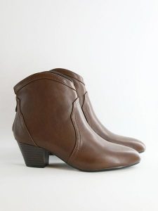 Bellucci Botki w kolorze brązowym rozmiar: 37. Brązowe botki Bellucci, bez wzorów, bez obcasa, bez zapięcia. Za 152,99 zł.