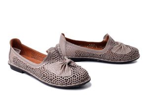 COMFORTABEL 830049-09 grau, półbuty damskie. Szare półbuty Comfortabel, na lato, w ażurowe wzory, ze skóry, bez obcasa, bez zapięcia. Za 229,42 zł.