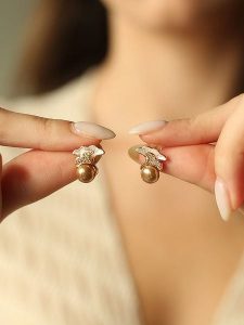 Pierres delicates Pozłacane kolczyki-wkrętki z perłami i cyrkoniami rozmiar: onesize. Brązowe kolczyki Pierres delicates, z cyrkonią, pozłacane. Za 43,99 zł.