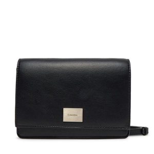 Torebka Calvin Klein. Czarne listonoszki Calvin Klein, bez wzorów, bez dodatków. Za 239,99 zł.