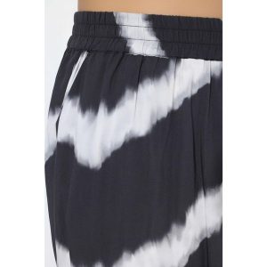 Damskie Spodnie palazzo wzór w zygzaki szeroka nogawka elastyczny pas. Czarne rajstopy i pończochy Ulla Popken, bez wzorów, z materiału. Za 239,99 zł.