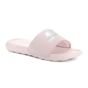 Klapki damskie Nike Victori One Slide. Czerwone klapki Nike, bez wzorów, bez obcasa. Za 189,00 zł.