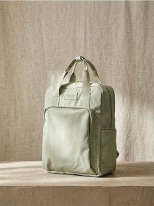 Podróżny nylonowy plecak z kieszenią na laptopa - zielony. Zielone plecaki Sinsay. Za 49,99 zł.