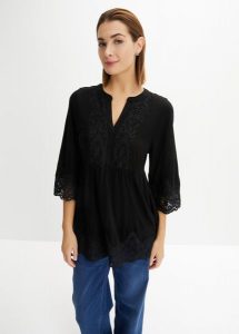 Tunika shirtowa z wiskozy. Czarne tuniki bonprix, z aplikacjami, z koronki, bez kołnierzyka, bez ramiączek. Za 74,99 zł.