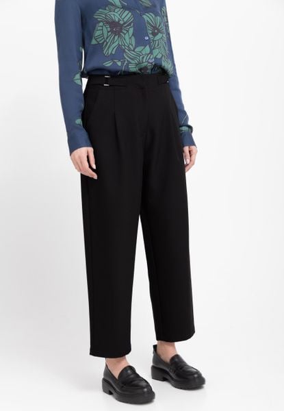 Czarne spodnie damskie R-ISUMA. Czarne spodnie z wysokim stanem Volcano, bez wzorów, z materiału, z podwyższonym stanem. Za 159,99 zł.