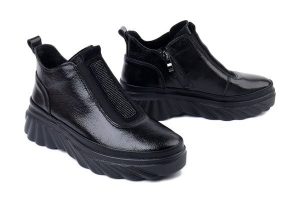 FILIPPO DBT7426/25 BK czarny, botki damskie. Czarne botki Filippo, bez wzorów, z polaru, bez obcasa, bez zapięcia. Za 221,76 zł.