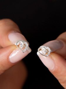 Lodie Silver Srebrne kolczyki-wkrętki z cyrkoniami rozmiar: onesize. Szare kolczyki Lodie Silver, z cyrkonią, srebrne. Za 65,85 zł.