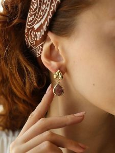 Pierres delicates Pozłacane kolczyki-wkrętki z kwarcem rozmiar: onesize. Różowe kolczyki Pierres delicates, z kwarcem, pozłacane. Za 43,99 zł.