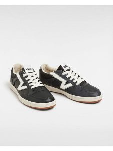 Vans Skórzane sneakersy w kolorze czarnym rozmiar: 37. Czarne trampki Vans, bez wzorów, bez zapięcia. Za 274,45 zł.