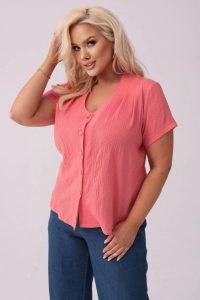 Klasyczna zapinana na guziki bluzka Nel w koralowym kolorze PLUS SIZE XXL OVERSIZE. Pomarańczowe bluzki Moda Size Plus Iwanek, plus size, bez wzorów, z bawełny, eleganckie, bez kołnierzyka, plus size, bez ramiączek. Za 199,90 zł.