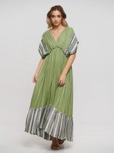 BLE Sukienka w kolorze zielonym rozmiar: onesize. Zielone sukienki BLE, bez wzorów, z bawełny, bez kołnierzyka, bez ramiączek, maxi. Za 86,95 zł.
