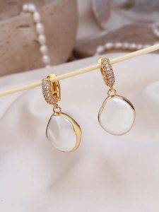 L'Atelier de Gaia Pozłacane kolczyki z perłami i cyrkoniami rozmiar: onesize. Białe kolczyki L'Atelier de Gaia, z cyrkonią, pozłacane. Za 113,36 zł.