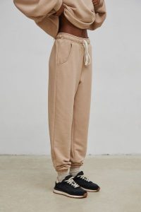 Spodnie dresowe typu jogger w kolorze CLASSIC BEIGE - DRIPS-XS. Brązowe spodnie dresowe Marsala, xs, bez wzorów, z bawełny. W wyprzedaży za 77,97 zł.
