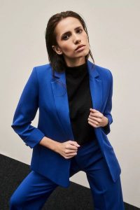 Gładka marynarka z rękawami 3/4 niebieska. Niebieskie marynarki i żakiety MOODO, s, bez wzorów, z elastanu. W wyprzedaży za 99,99 zł.