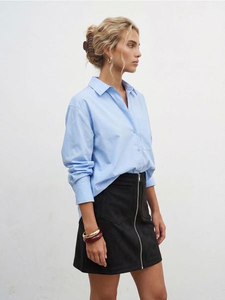 Koszula oversize z kieszenią - błękitny. Niebieskie koszule Sinsay, l, bez wzorów, bez kołnierzyka, bez ramiączek. Za 39,99 zł.