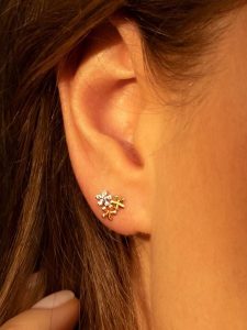 L instant d Or Złote kolczyki-wkrętki "Minis Fleurs" z cyrkoniami rozmiar: onesize. Szare kolczyki L instant d Or, z cyrkonią, złote. Za 347,99 zł.