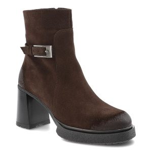 Czekoladowe Botki Armodo Eleganckie Obuwie Damskie. Brązowe botki Armodo, bez wzorów, bez obcasa, na obcasie, bez zapięcia. Za 365,99 zł.