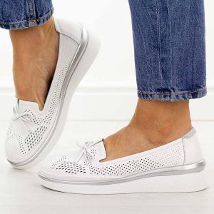 Białe ażurowe skórzane półbuty damskie S.Barski 7043. Białe półbuty S.BARSKI, na jesień, w ażurowe wzory, z jeansu, z okrągłym noskiem, bez obcasa, na płaskiej podeszwie, bez zapięcia. Za 239,00 zł.