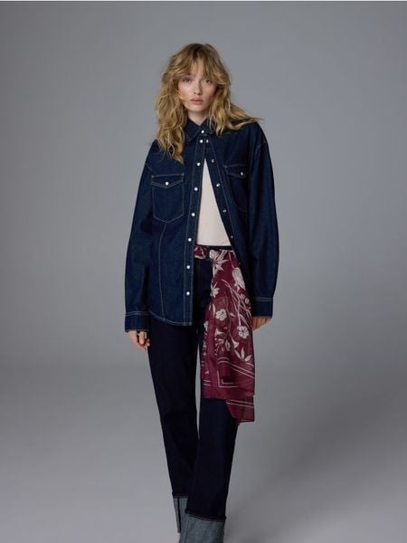 Wzorzysty szal - burgundowy. Czerwone szaliki Reserved, bez wzorów. W wyprzedaży za 32,99 zł.