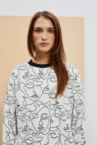 Bluza z nadrukiem. Bluzy MOODO, s, bez wzorów, z bawełny, bez kaptura. W wyprzedaży za 59,99 zł.