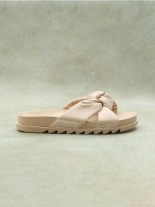 Klapki z ozdobnym węzłem - kremowy. Białe klapki Sinsay, bez wzorów, bez obcasa. Za 49,99 zł.