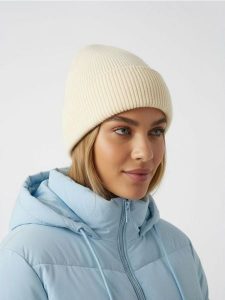 Prążkowana czapka beanie - kremowy. Białe czapki Sinsay, bez wzorów, prążkowane. Za 25,99 zł.