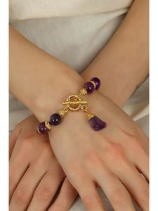 Pierres delicates Pozłacana bransoletka z ametystami rozmiar: onesize. Żółte bransoletki Pierres delicates, z ametystem, pozłacane. Za 64,95 zł.
