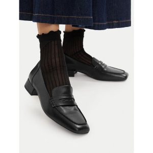 Półbuty Vagabond Shoemakers. Czarne czółenka Vagabond Shoemakers, bez wzorów, bez obcasa, na obcasie, bez zapięcia. Za 343,99 zł.
