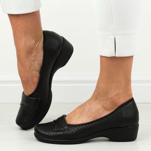 Czarne skórzane ażurowe Polskie półbuty damskie Gregors 697. Czarne półbuty Gregors, na lato, w ażurowe wzory, ze skóry, bez obcasa, na koturnie, bez zapięcia. Za 349,00 zł.