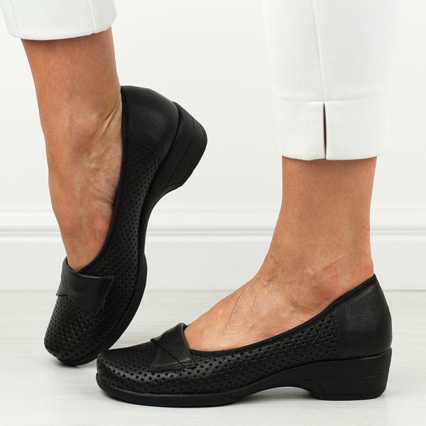 Czarne skórzane ażurowe Polskie półbuty damskie Gregors 697. Czarne półbuty Gregors, na lato, w ażurowe wzory, ze skóry, bez obcasa, na koturnie, bez zapięcia. Za 349,00 zł.