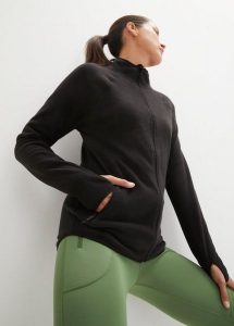 Bluza rozpinana z polaru, z kieszeniami z zamkiem. Czarne bluzy bonprix, bez wzorów, z polaru, bez kaptura. Za 124,99 zł.