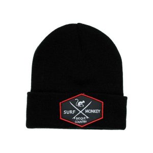 Czapka beanie – haftowane logo / organiczna / rozmiar uniwersalny (czarna). Czarne czapki SURF MONKEY, z aplikacjami, z bawełny. Za 139,95 zł.