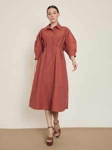 BGN Sukienka w kolorze jasnobrązowym rozmiar: 38. Brązowe sukienki BGN, na imprezę, bez wzorów, bez kołnierzyka, bez ramiączek, midi. Za 143,99 zł.